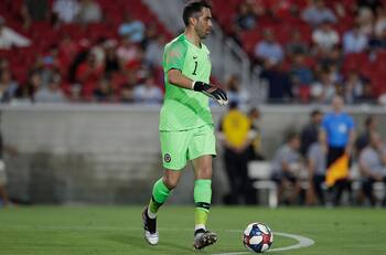 Claudio Bravo le regaló su camiseta a un volante hondureño