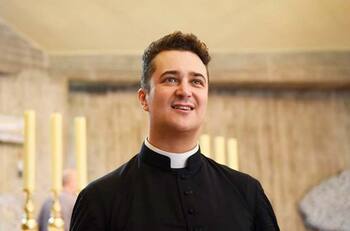 Robaba donaciones de sus fieles para hacer orgías gay con drogas: condenan a cura a 3 años de cárcel