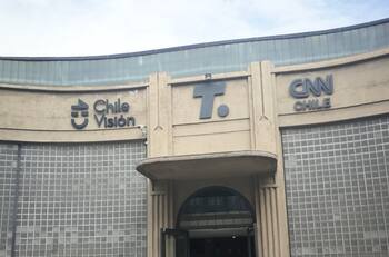 Incendio afectó a las dependencias de Chilevisión y CNN Chile: Interrumpieron sus señales en vivo