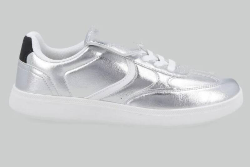 Así es el modelo de zapatilla que está a 64% de descuento.