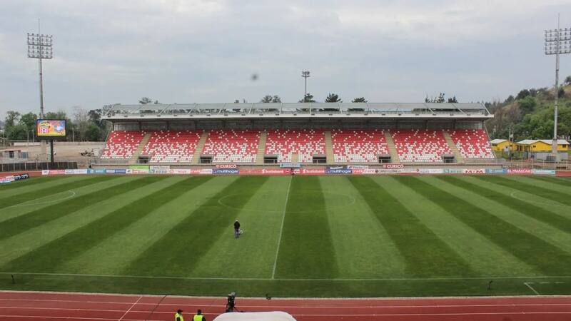 El estadio donde hace de local Curicó Unido cerrará sus puertas.