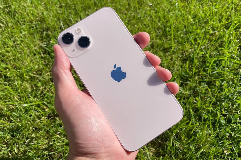 El smartphone está disponible en colo blanco y midnight.