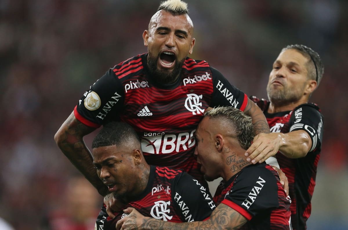 Prensa brasileña pierde la paciencia y exige más minutos para Arturo Vidal en el Flamengo