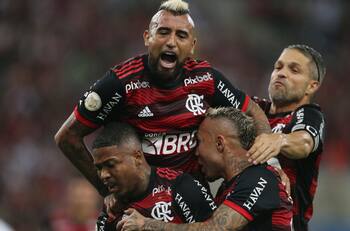 Prensa brasileña pierde la paciencia y exige más minutos para Arturo Vidal en el Flamengo