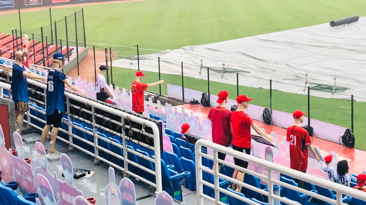 Equipo de béisbol de Taiwán sorprendió con maniquíes robóticos como hinchada