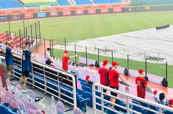 Equipo de béisbol de Taiwán sorprendió con maniquíes robóticos como hinchada
