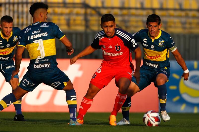 jugando contra Everton por la primera rueda del Campeonato Nacional 2023.