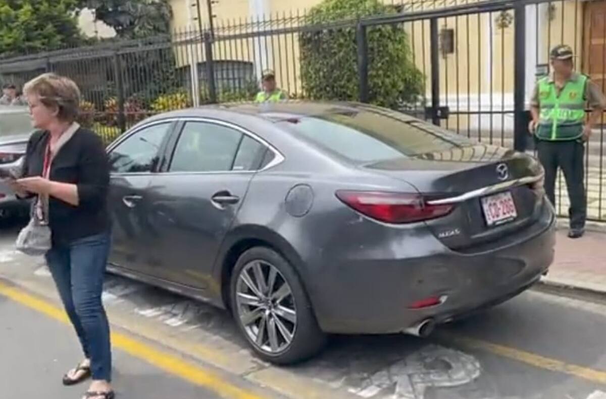 VIDEO | Ciudadanos bloquean embajada de México en Perú por posible asilo a Pedro Castillo