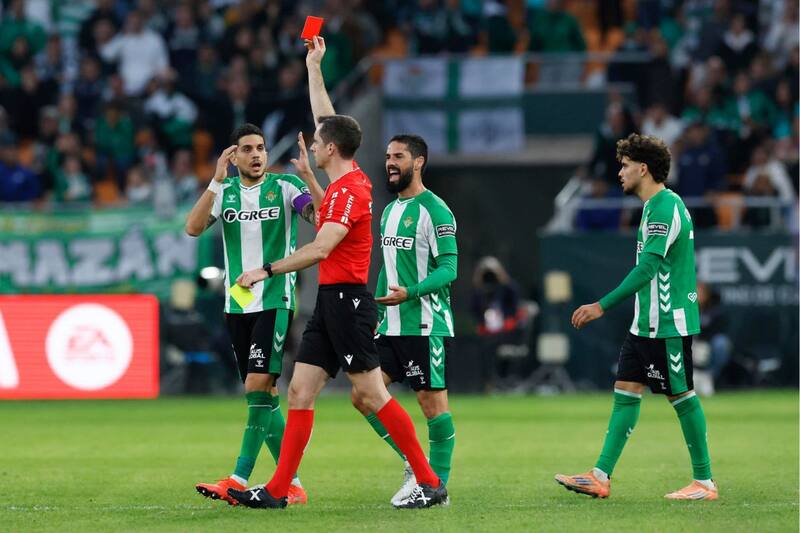 El momento en que Antony es expulsdado en el partido Betis vs. Girona. Foto: EFE.