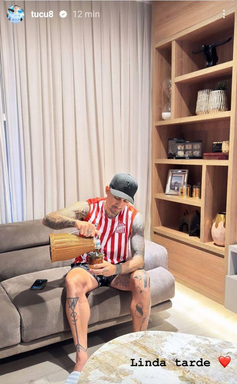 El Tucu Hernández con la ropa del que será su nuevo club.