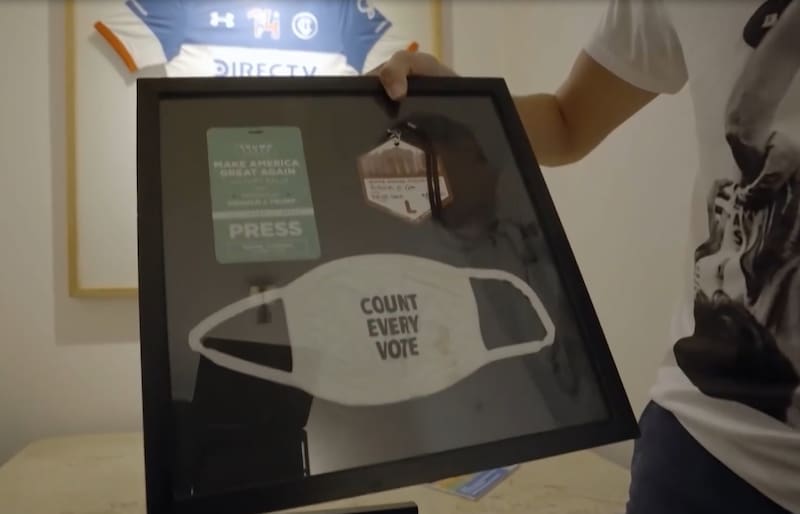 Robero Cox atesora credenciales de coberturas. Créditos: Pantallazo CHV