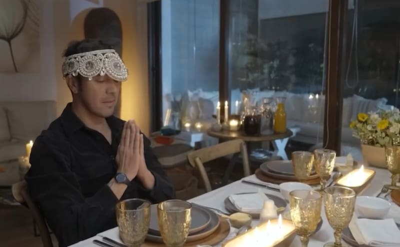 Gepe montó una elegante mesa para sus invitados. Créditos: Pantallazo CHV