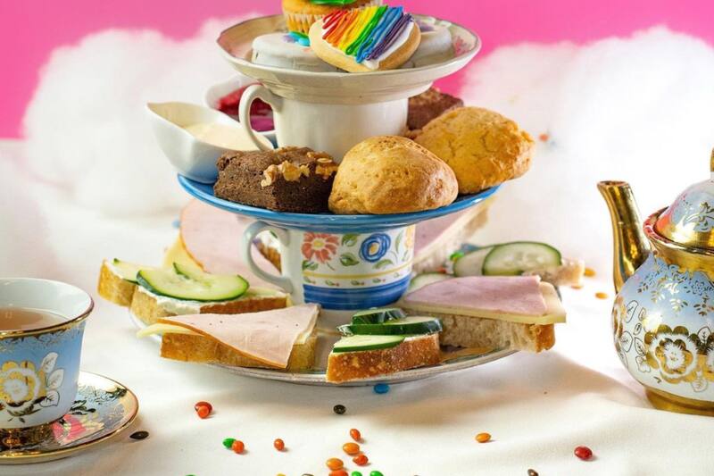 En Santiago, hay muchas cafeterías temáticas para conocer y explorar, como Wonderland Café, inspirado en Alicia en el País de las Maravillas.