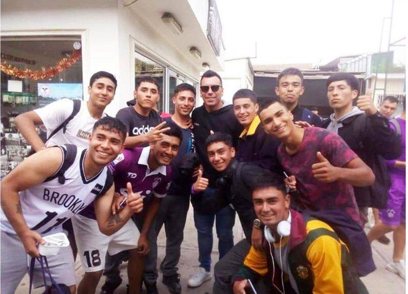 Esteban Paredes con jugador del SAU.