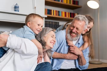Seis hábitos que ayudarán a los abuelos a fortalecer la relación con sus nietos según la psicología