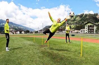 VIDEO| Claudio Bravo brilló con dos atajadas y un remate al travesaño en el entrenamiento del Betis