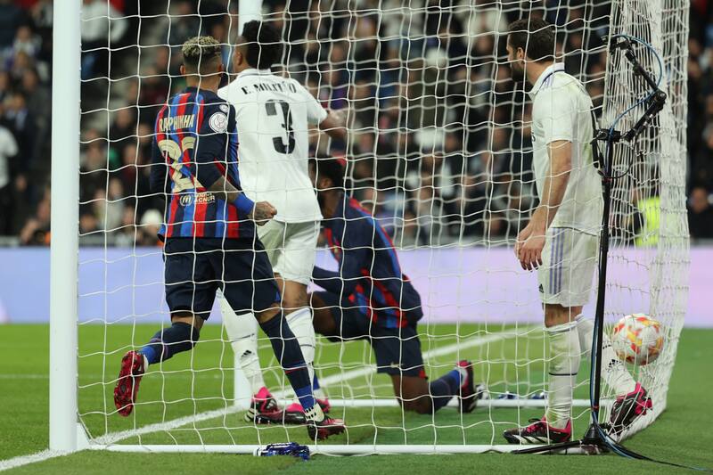 El defensa brasileño del Real Madrid Eder Militao, anotó un autogol contra Barcelona. EFE/Kiko Huesca