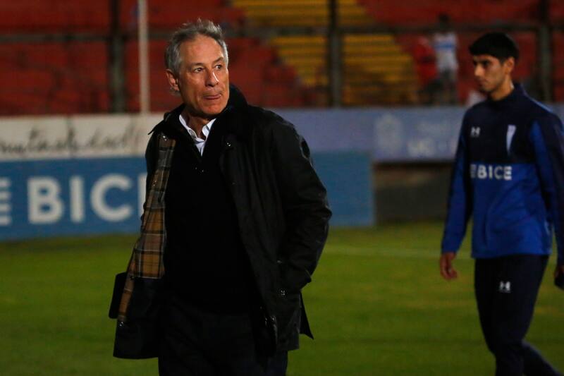 Para Lunari, Ariel Holan debiera seguir siendo el DT de la UC. Foto: Agencia Aton.