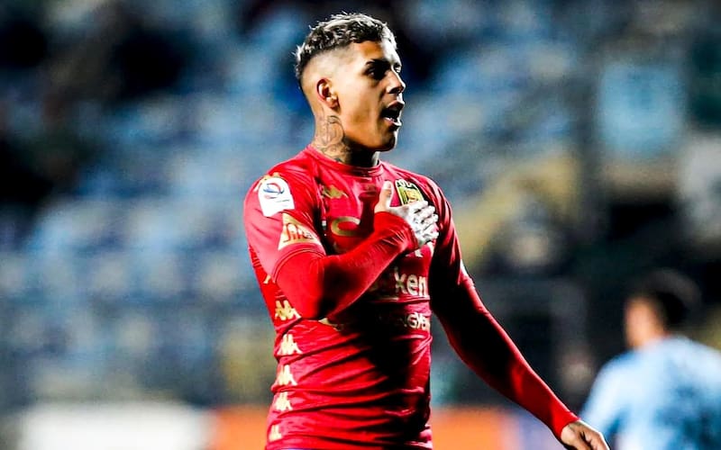 Habría recibido una oferta del Vélez de Gustavo Quinteros.