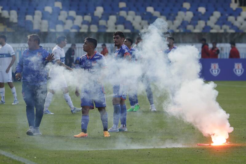 Futbol, Universidad de Chile vs Universidad Catolica.
Duodecima fecha, campeonato Nacional 2023.
Incidentes durante el partido de primera division entre Universidad de Chile vs Universidad Catolica disputado en el estadio Ester Roa de Concepcion, Chile.
30/04/2023
Eduardo Fortes/Photosport
Football, Universidad de Chile vs Universidad Catolica.
12th date, 2023 National Championship.
Incidents during the first division match between Universidad de Chile vs Universidad Catolica played at the Ester Roa stadium in Concepcion, Chile.
30/04/2023
Eduardo Fortes/Photosport