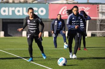 Seleccionada chilena que jugará la Copa América de Colombia renueva su vínculo con equipo español