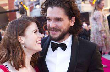 ¡Ya son padres!: Las estrellas de "Game of Thrones" Kit Harington y Rose Leslie pasean en público con su bebé