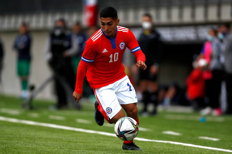 En la imagen, año 2021: jugando por la Selección Sub 20, ante Paraguay, en el cuadrangular amistoso Copa Raúl Coloma Rivas, en La Calera.