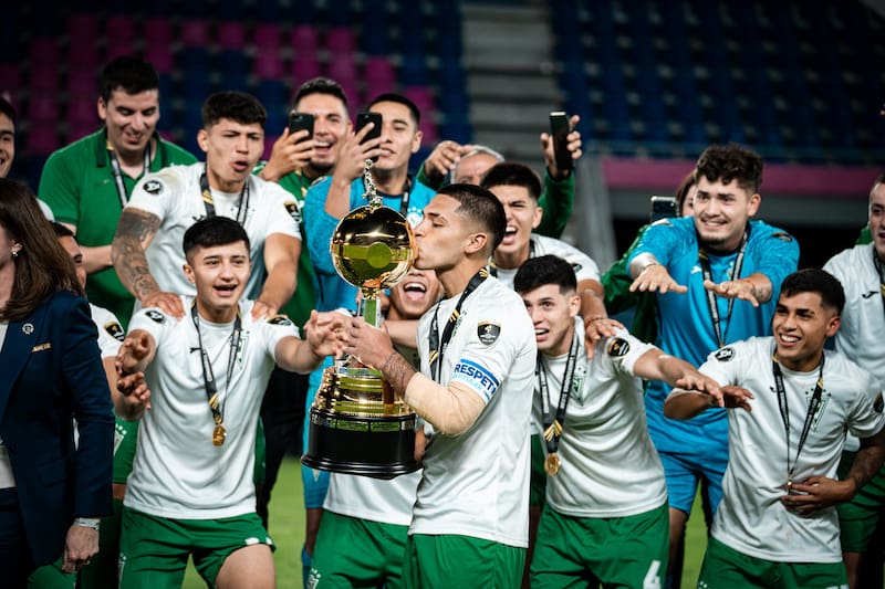 Los jugadores tienen de referentes a exjugadores del Decano como Lucas Cepeda, Daniel González y Paolo Guajardo. Foto: @Conmebol.