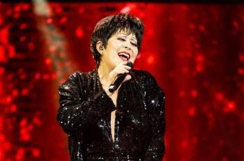 "Una presentación de clase mundial": Andrea Tessa se roba los aplausos con imitación de Liza Minnelli en "The Covers"