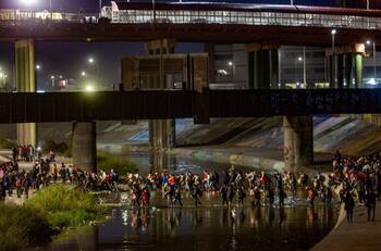 VIDEO | Más de 1.500 migrantes cruzan la frontera de México a Estados Unidos para buscar asilo