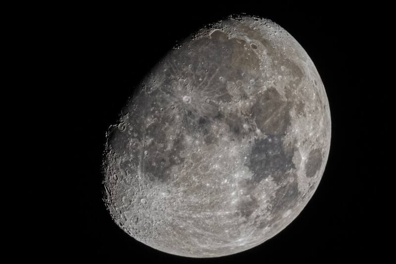 Captan impresionantes imágenes de la Luna.