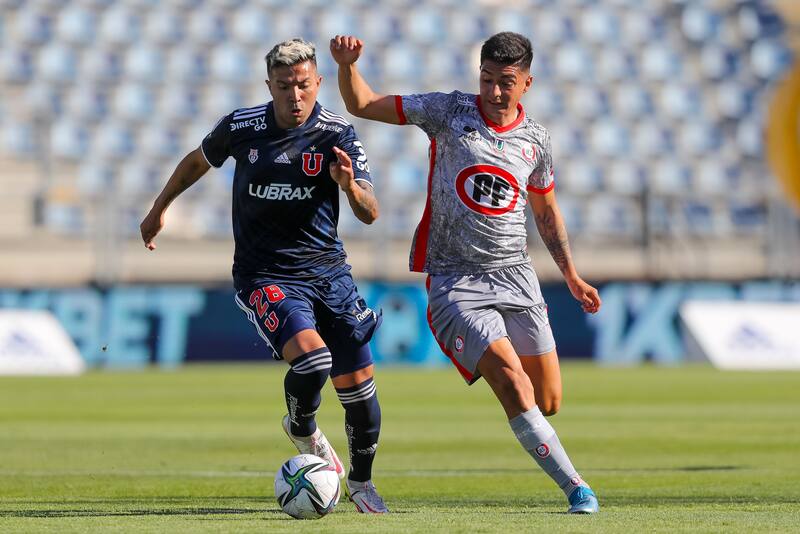El jugador de Universidad de Chile Nahuel Lujan, juega el balón contra Union La Calera. Foto: Agencia Aton.