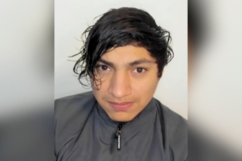 El sujeto fue identificado como Andrés Wencylado Jerez Núñez, de 19 años. Créditos: Captura de pantalla - CHV.