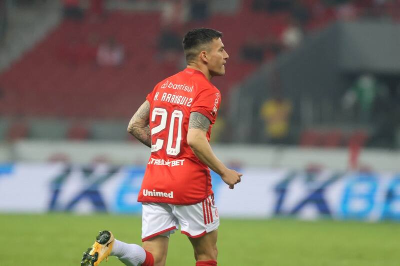jugando con la camiseta de Inter de Porto Alegre.