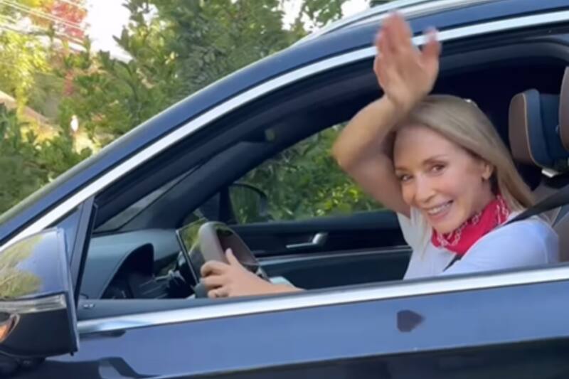 El lujoso vehículo transportó a la animadora a Viña.