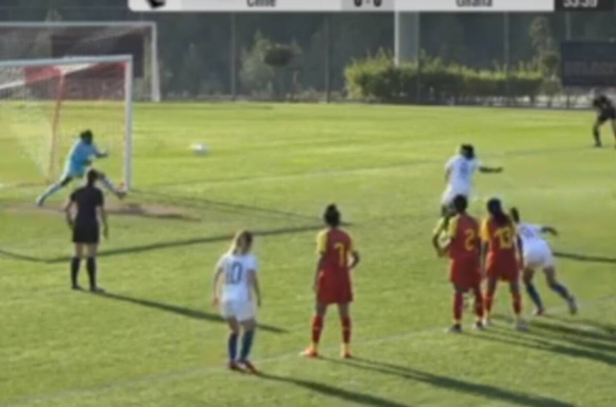Con este penal Karen Araya abrió la cuenta para la Roja femenina ante Ghana