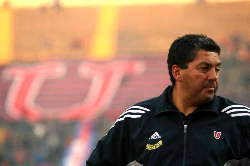 Gustavo Huerta dirigiendo a la U.