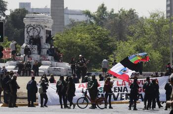 VIDEO | Conmemoración 18 de octubre: Se registraron barricadas y manifestaciones en Santiago