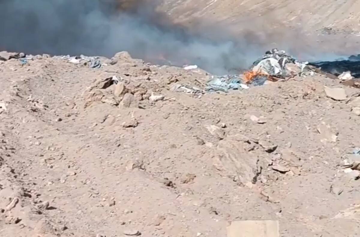 VIDEO | Más de 100 mil toneladas de ropa fueron quemadas el Vertedero de Moda Rápida del desierto de Atacama