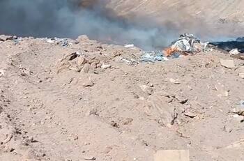 VIDEO | Más de 100 mil toneladas de ropa fueron quemadas el Vertedero de Moda Rápida del desierto de Atacama