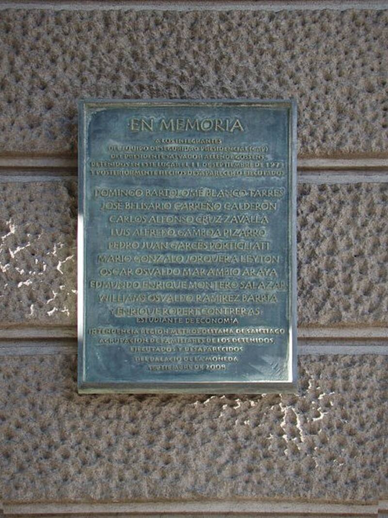 Placa conmemorativa en memoria de los miembros del GAP que fueron asesinados en dictadura. | Foto: AFDD