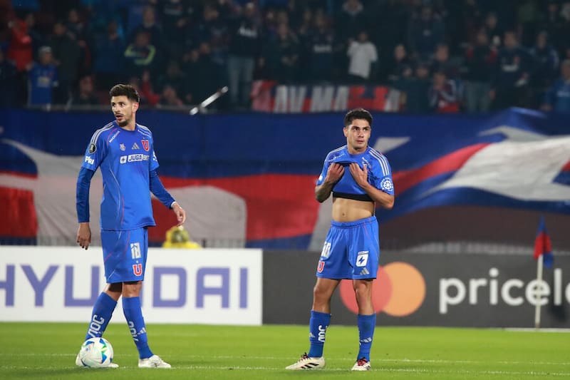Dos de los jugadores que salieron en el entretiempo del duelo de la U ante Estudiantes. Foto: Aton.