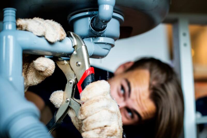 Con las bajas temperaturas, si el material está desgastado puede presentar filtraciones o incluso reventar.