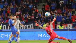 Johnny Herrera sorprende y cataloga a este delantero como “el Lewandowski chileno”