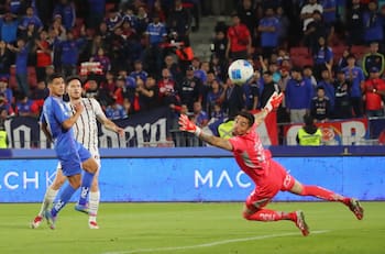 Johnny Herrera sorprende y cataloga a este delantero como “el Lewandowski chileno”