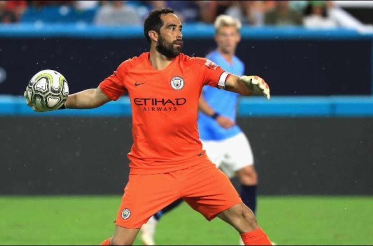 La gran atajada de Bravo en su vuelta a las canchas