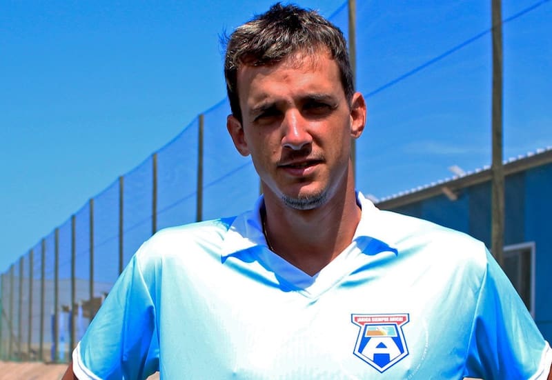 vistiendo la camiseta de San Marcos de Arica. Foto: San Marcos de Arica en X.