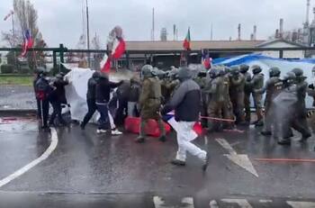 VIDEO | Con gases y carro lanza aguas: Carabineros desaloja a subcontratistas de ENAP que bloqueaban entrada a refinería Biobío