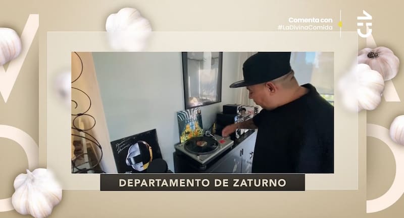 Su tornamesa y colección de vinilos / CHV