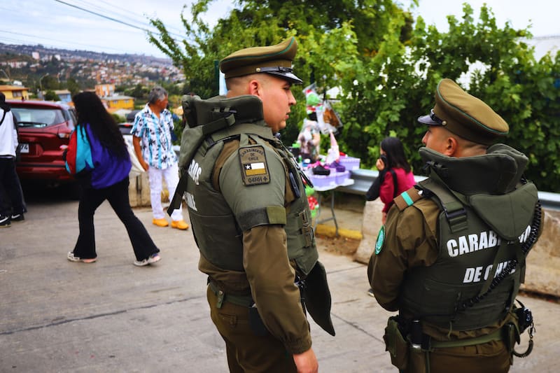 Carabineros desplegó un amplio operativo tras lo ocurrido en el establecimiento. Créditos: Aton Chile.